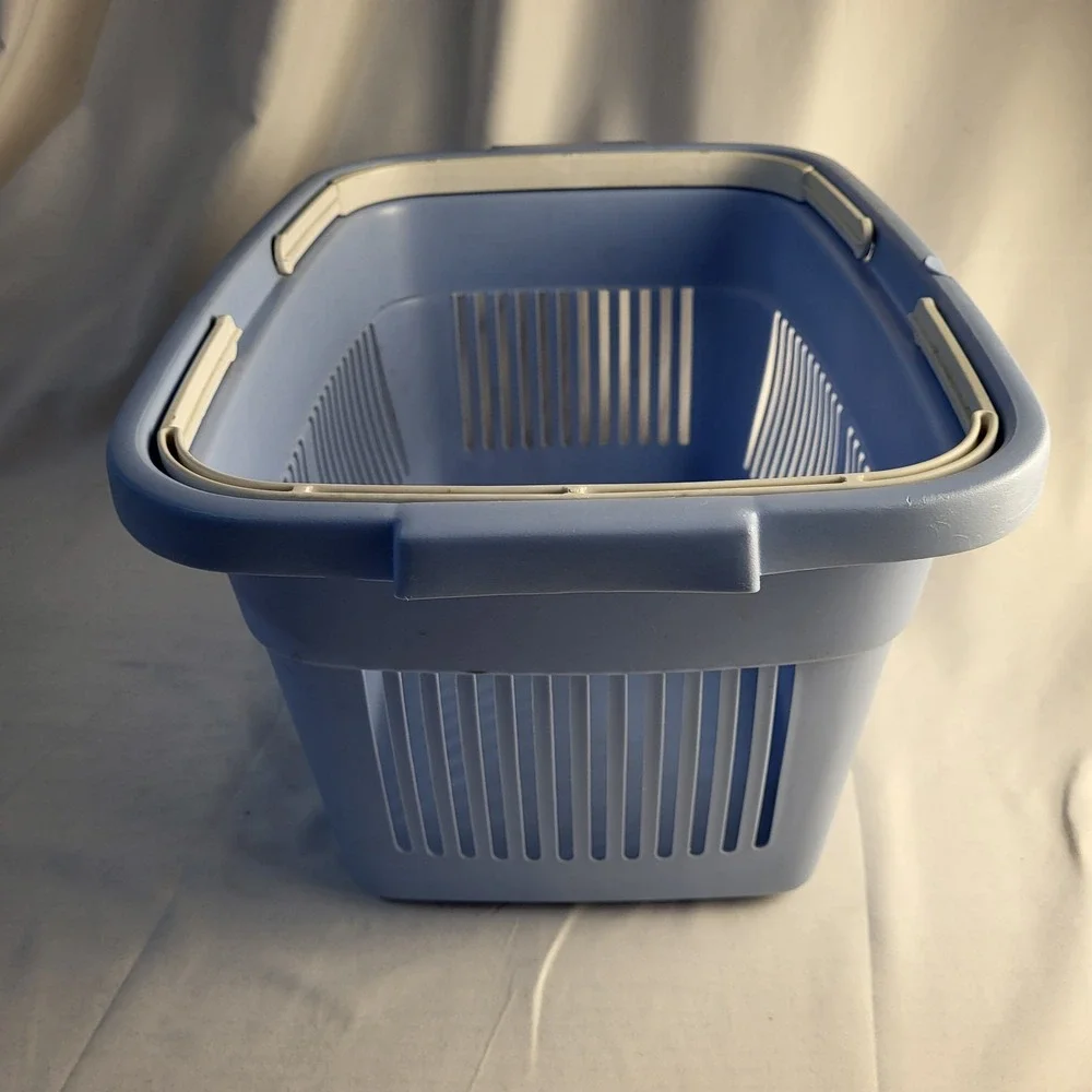 Vintage Blue Rubbermaid 18
